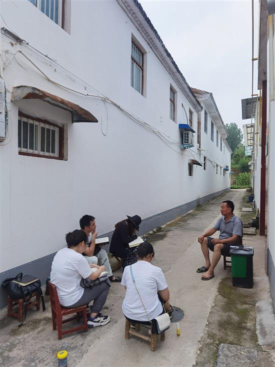 杨华团队去年在河南农村访谈。受访者供图
